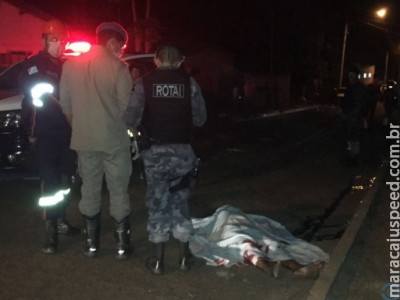 Mulher é esfaqueada e morre no meio da rua após pedir ajuda