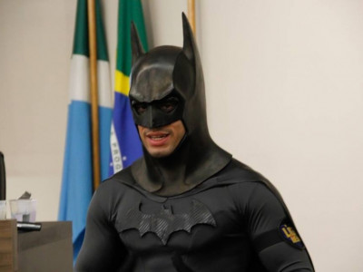 VÍDEO: bandidos furtam ‘batmóvel’ e levam máscara do super-herói