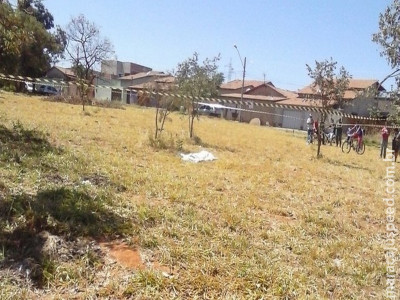 Adolescente é encontrada morta em praça