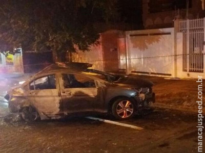 Carro bate em poste e duas pessoas morrem carbonizadas no Centro