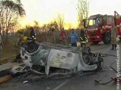 Carro capota, pega fogo e mata ocupante carbonizado