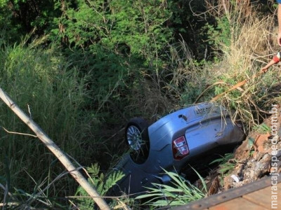Condutor fica ferido após cair com carro em córrego