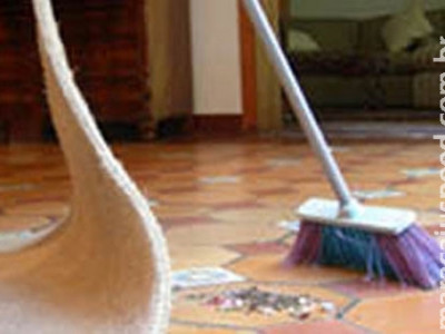 Durante churrasco em família, filha agride mãe a vassouradas