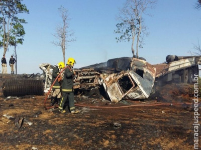 Homem morre após caminhão bater e pegar fogo na BR-153