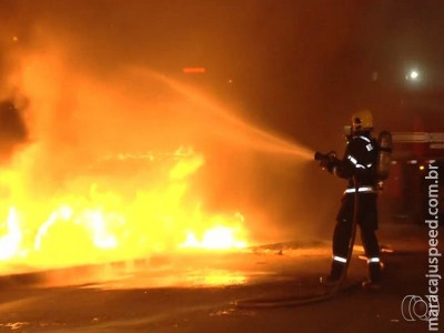 Incêndio destrói 41 carros de ferro-velho