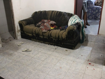 Jovem é encontrado morto deitado em sofá de casa