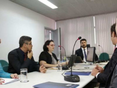 Mãe de Wesner acompanha 1ª audiência do caso e cobra justiça