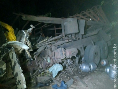 Motorista morre após caminhão tombar na GO-164