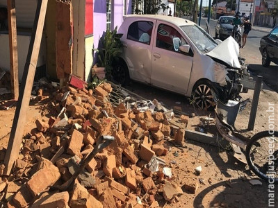 Motorista perde controle, invade bar e quase atinge garçom