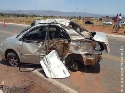 Pai e filho morrem após carro bater em carreta