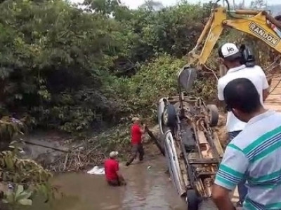 Sargento aposentado morre afogado após camionete cair de ponte