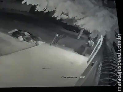 VÍDEO: refletor é furtado de residência em dia de coleta de lixo