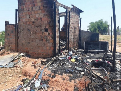 Corpo de mulher é encontrado carbonizado dentro de barracão