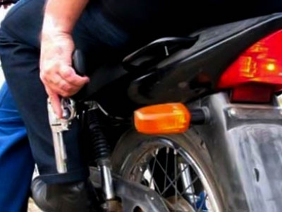 Durante assalto, mulher reage e tem roupa rasgada por ladrão