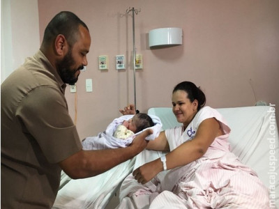 Gestante dá à luz dentro de Uber em frente a maternidade 