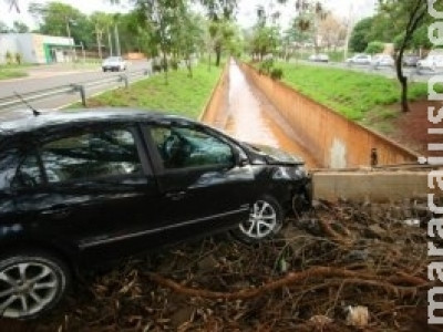Motorista bate em mureta, quase cai em córrego e desaparece