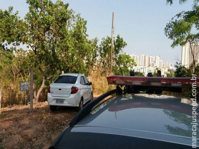 Motorista é baleado e tem carro roubado em assalto