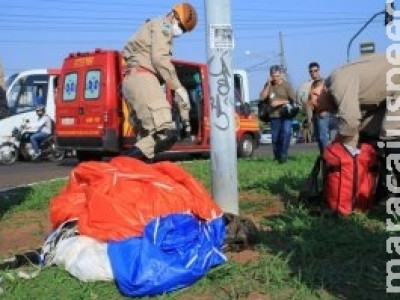 Paraquedista da Base Aérea cai sobre BMW no meio da Via Morena