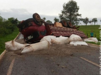 Caminhão com calcário tomba e bloqueia rodovia MS-147