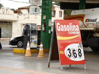 Gasolina aumenta nas refinarias, mas ainda pode ser encontrada a R$ 3,68
