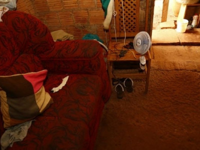 Jovem de 20 anos é baleado enquanto assistia TV em casa