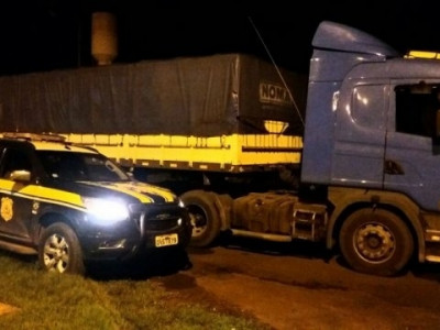 Motorista foge e abandona caminhão com 400 mil maços de cigarro