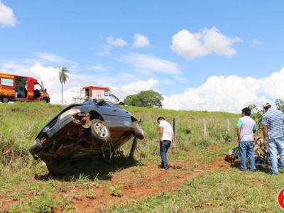 Veículo capota com três ocupantes e cai em ribanceira na MS-162 