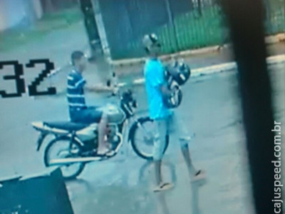 VÍDEO: ladrões ignoram chuva forte e furtam moto estacionada 