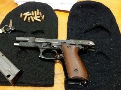 Assaltante em motocicleta roubada limpa caixa de posto