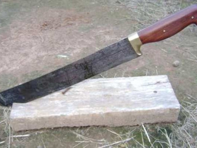 Irritado com brincadeira, jovem ataca amigos com facão