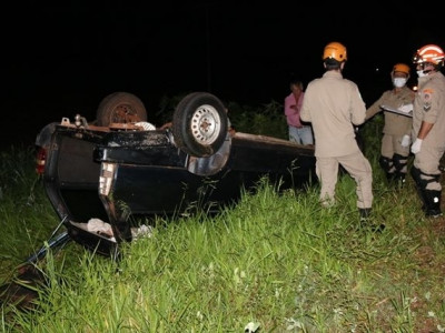 Motorista perde controle da direção e capota veículo em rodovia