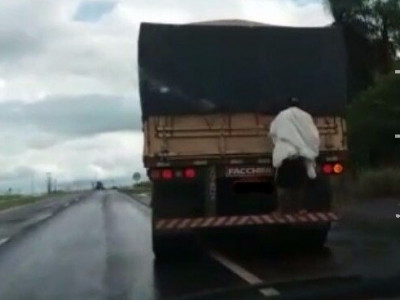 PRF flagra viajante pendurado em caminhão na rodovia