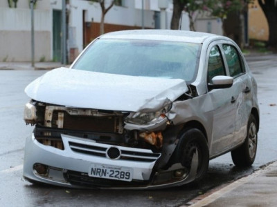 Roubo de celular termina em perseguição, acidente e dois presos