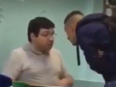 VÍDEO: aluno agride professor com soco no rosto em sala de aula