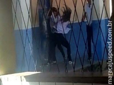 VÍDEO: professora apanha de aluna após reclamar de uniforme
