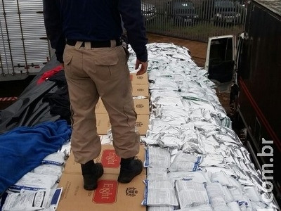 Caminhões são apreendidos com cigarros e agrotóxico
