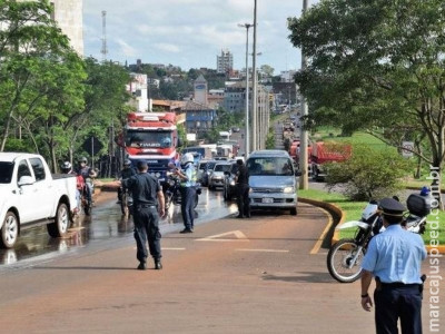 Caminhoneiros protestam contra liberação de bitrem no Paraguai