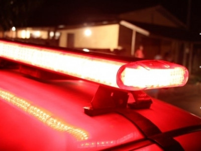 Carro cai em córrego na Avenida Ernesto Geisel