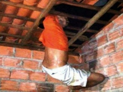 Ladrão fica preso em telhado no momento em que fugia da polícia