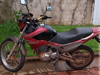 Pintor tenta roubar moto em semáforo, apanha e vai preso