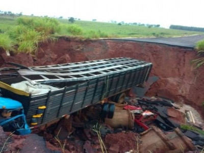 Caminhão cai em cratera da MS-475 e passageiro morre
