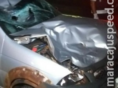 Homem morre após ser arremessado em colisão entre picape e moto