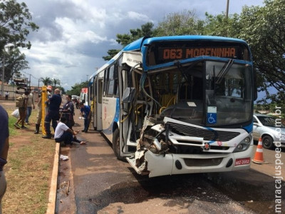 Acidente entre ônibus e caminhão deixa pelo menos nove feridos