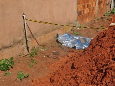 Corpo de homem é encontrado e térreo baldio por moradores