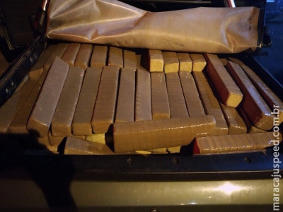 Homem abandona carro com meia tonelada de maconha