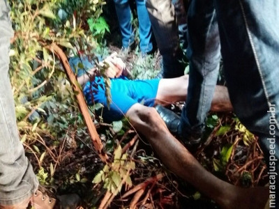 Homem reconhece corpo de irmão morto a tiros