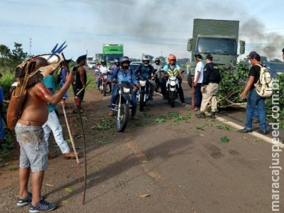 Índios liberam meia pista, mas sem previsão para fim do protesto