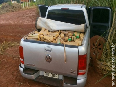 Polícia encontra 957 quilos de maconha em Amarok abandonada