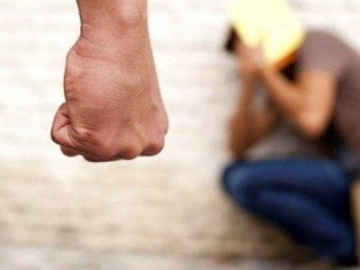 Homem fica em coma depois de ser agredido e esfaqueado por trio