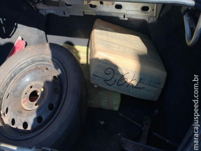 Policia apreende 147 kg de maconha em carro batido